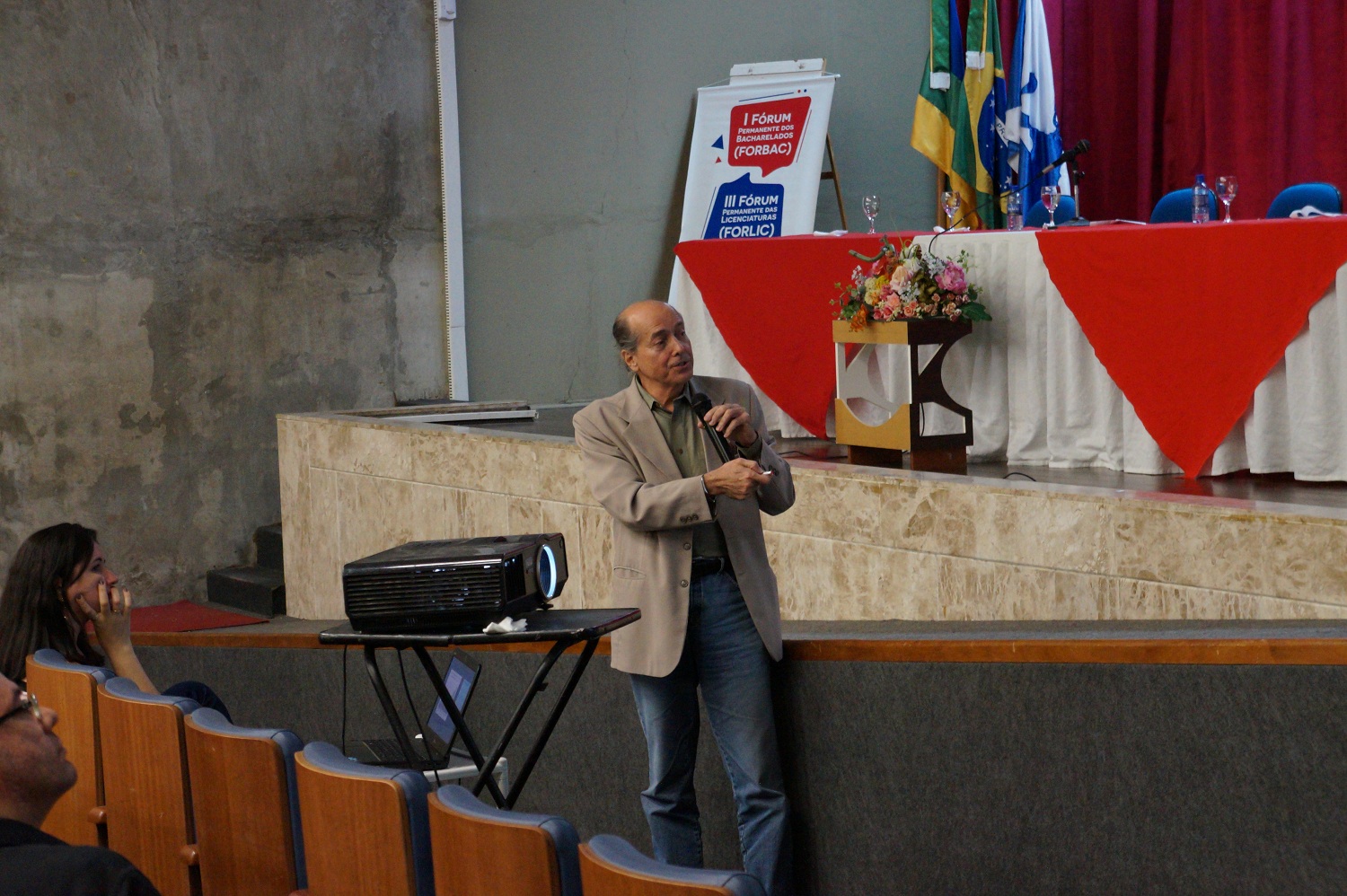 Conferência “Os desafios da educação superior no Brasil” foi proferida por Naomar de Almeida Filho, da Universidade Federal do Sul da Bahia (UFSB).