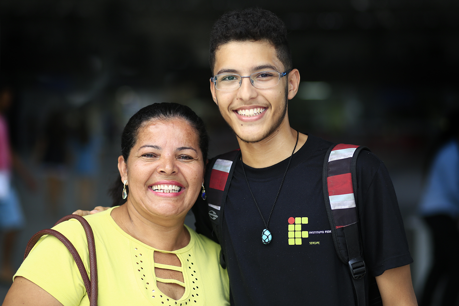 Angelúcia Tavares não conteve a emoção ao acompanhar o filho Paulo Eduardo durante a pré-matrícula no curso de Engenharia da Computação. (fotos:  Adilson Andrade/Ascom-UFS)