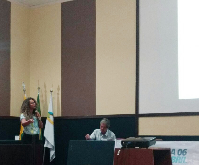 A discente Valéria Andrade apresentando a sua pesquisa "Índice de Qualidade de Vida e Saúde: uma análise espacial para os municípios de Sergipe"