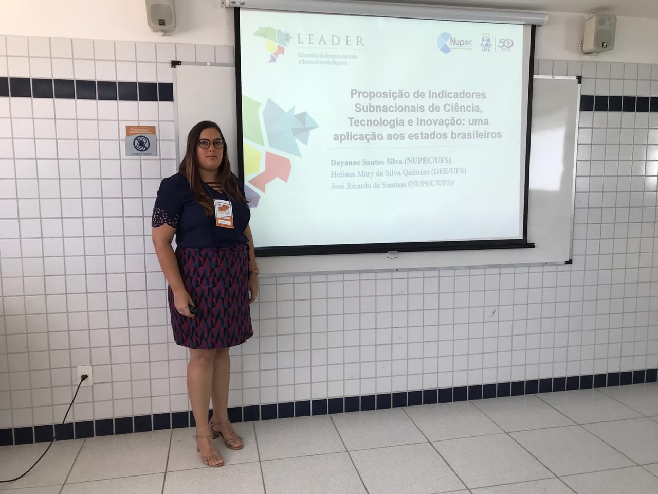 A estudante Dayanne apresentando a sua pesquisa "Proposição de Indicadores Subnacionais de Ciência, Tecnologia e Inovação: uma aplicação aos estados brasileiros"