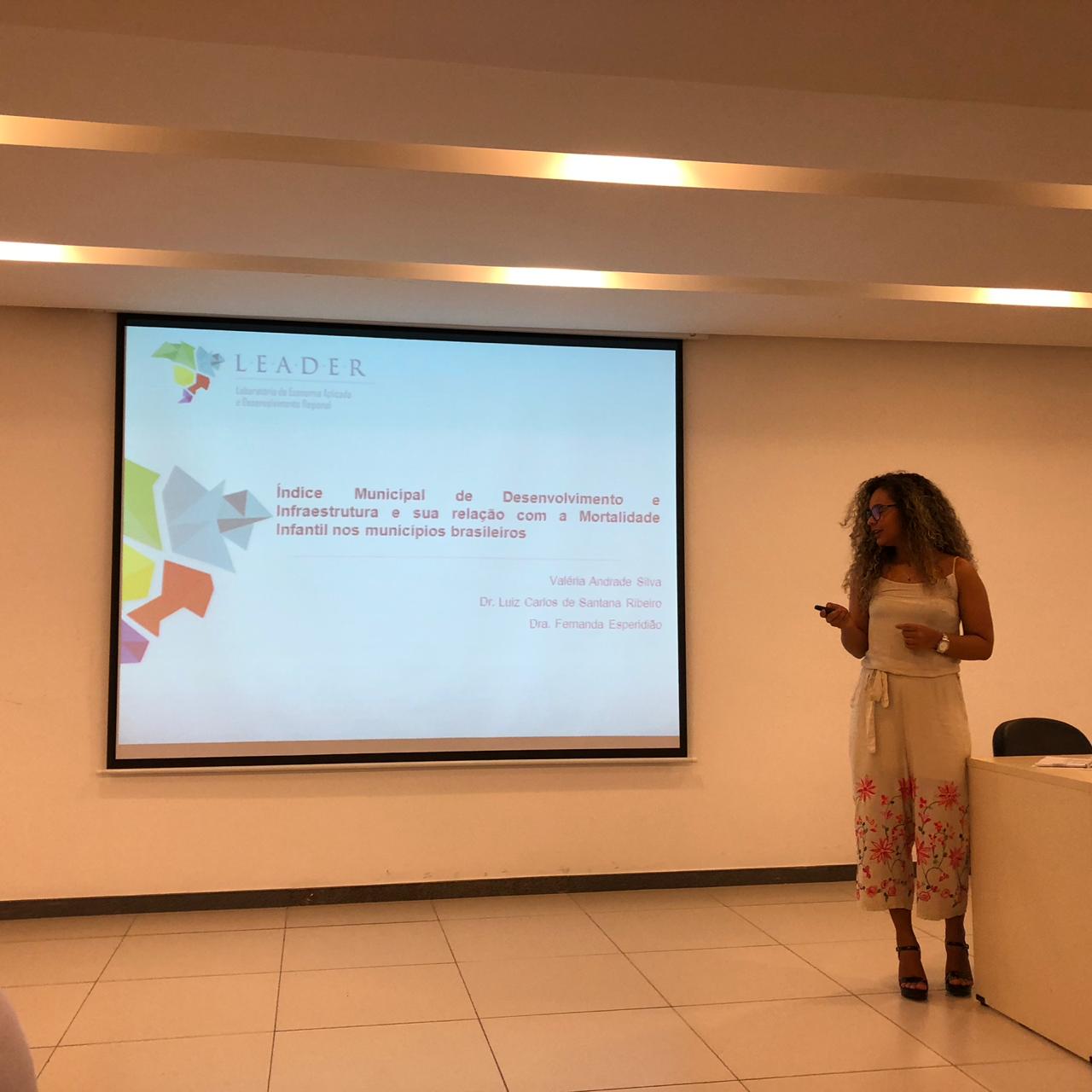 A estudante Valéria apresentando o seu trabalho "Índice Municipal de Desenvolvimento e Infraestrutura e sua relação com a Mortalidade infantil nos municípios brasileiros"