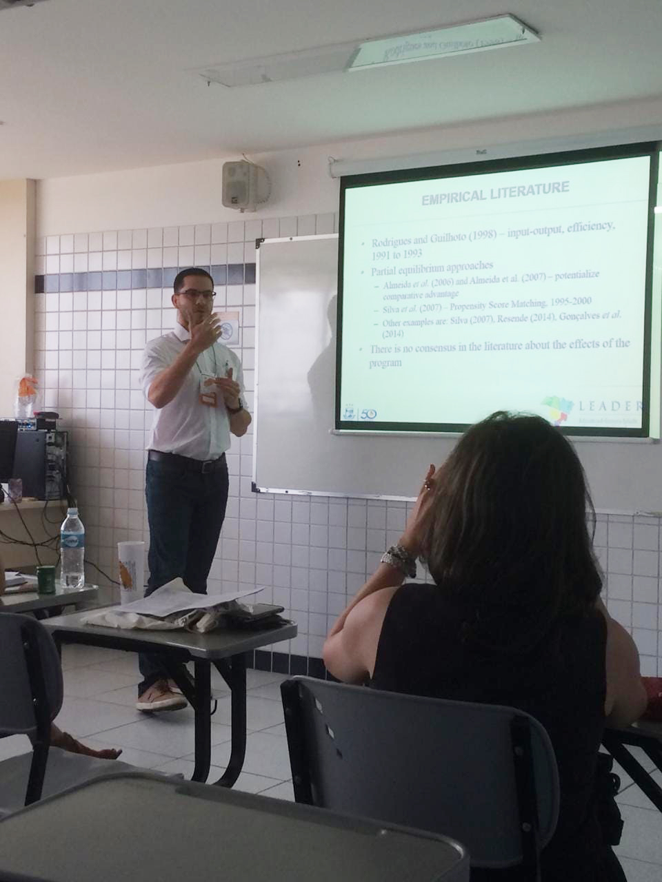 O professor Luiz Ribeiro apresentando a sua pesquisa "Regional Funding and Regional Inequalities in the Brazilian Northeast"